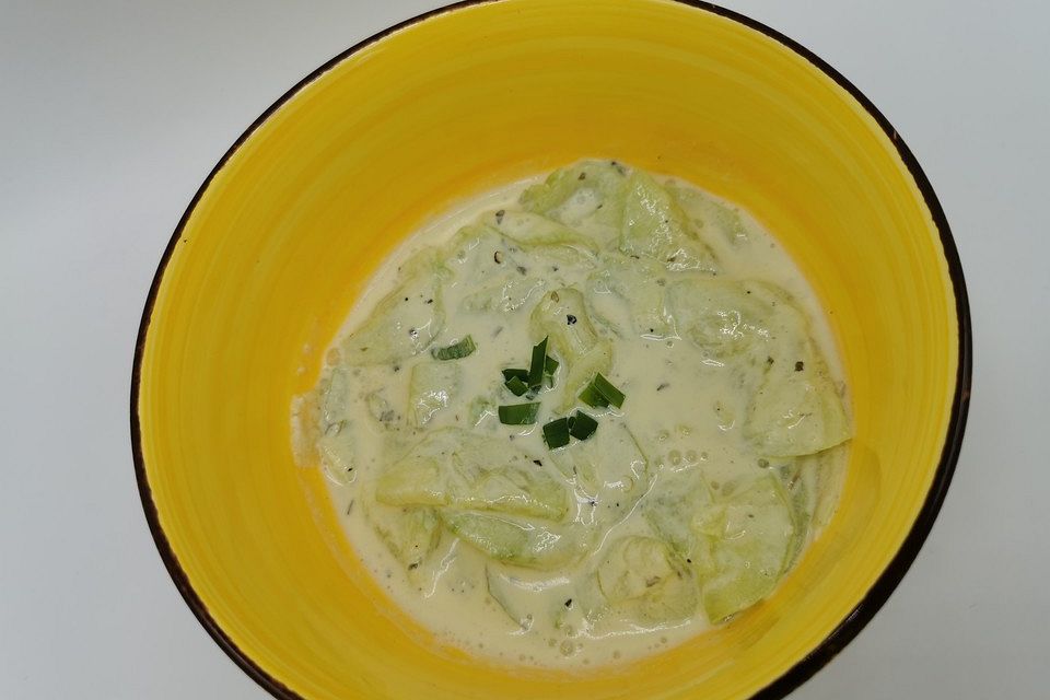 Gurkensalat mit Frischkäse-Dressing