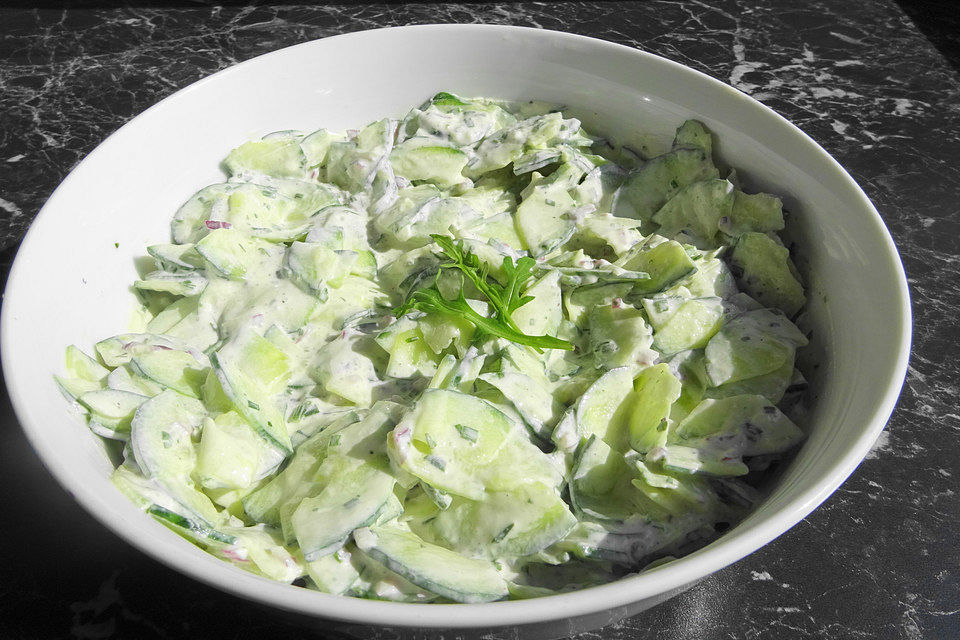 Gurkensalat mit Frischkäse-Dressing