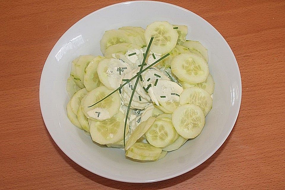 Gurkensalat mit Frischkäse-Dressing