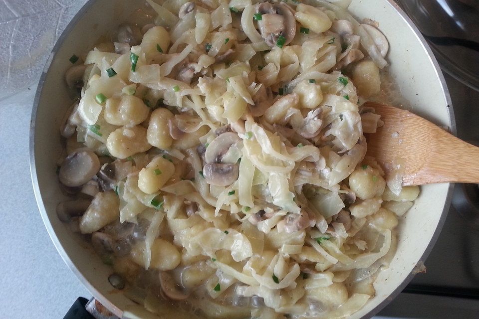 Weißkohlpfanne mit frischen Champignons und Schupfnudeln