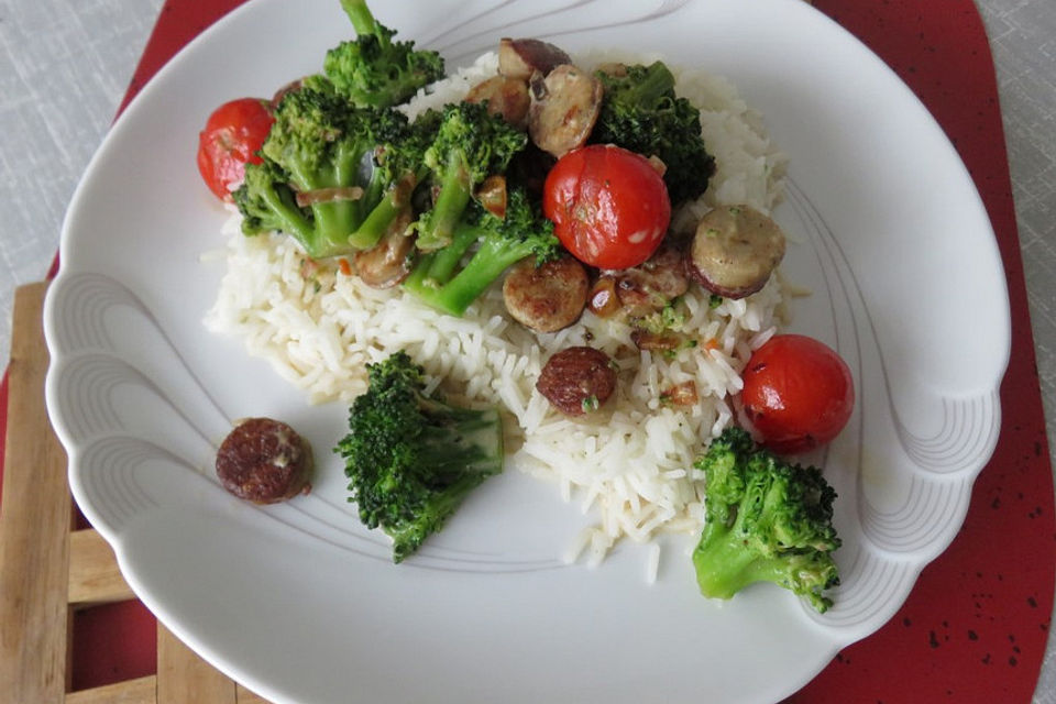 Gebratener Brokkoli mit Kirschtomaten, Feta, grober Bratwurst und Fenchelsamen