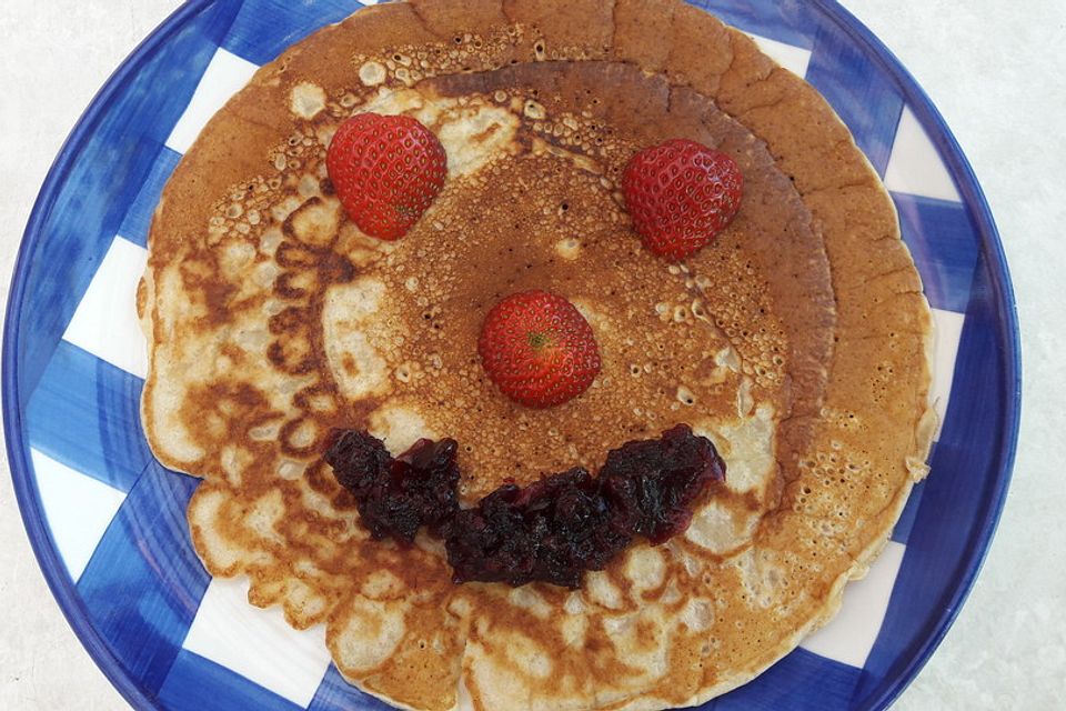 Pfannkuchen mit Wachteleiern und Heidelbeeren