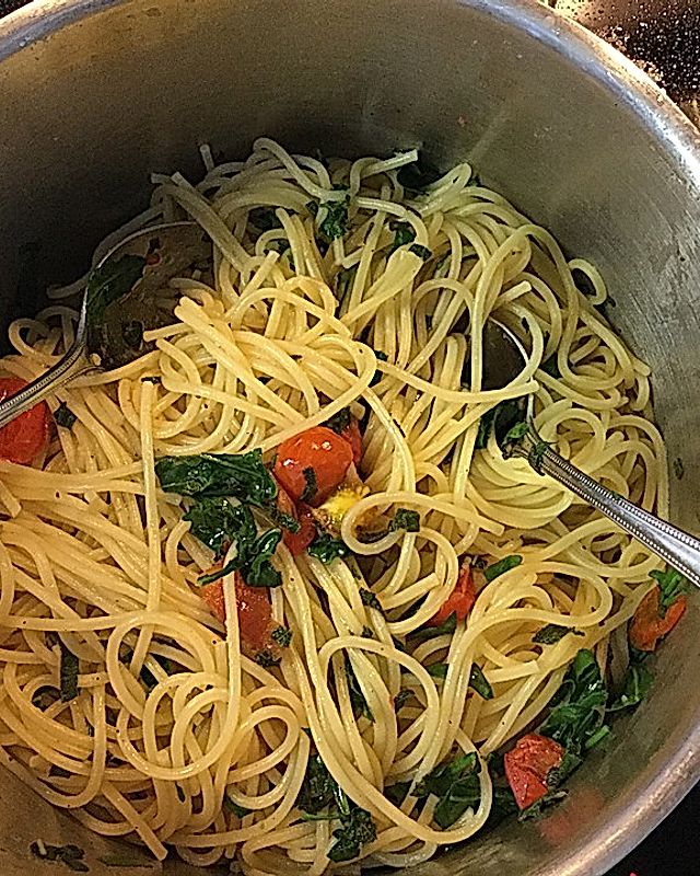 Vegane Spaghetti mit Salbei und Tomaten