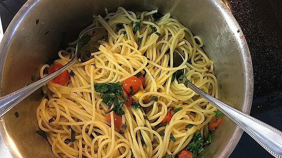 Vegane Spaghetti mit Salbei und Tomaten