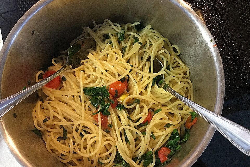 Vegane Spaghetti mit Salbei und Tomaten