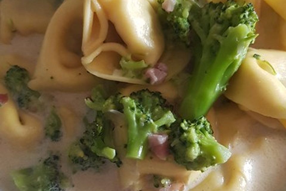 Tortellini mit Brokkoli - Schinken - Käse Sauce