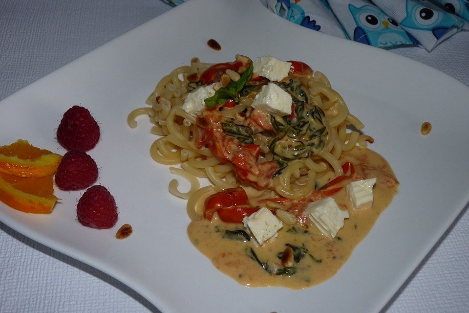 Nudeln mit Pastasauce aus Tomaten, Feta und Spinat