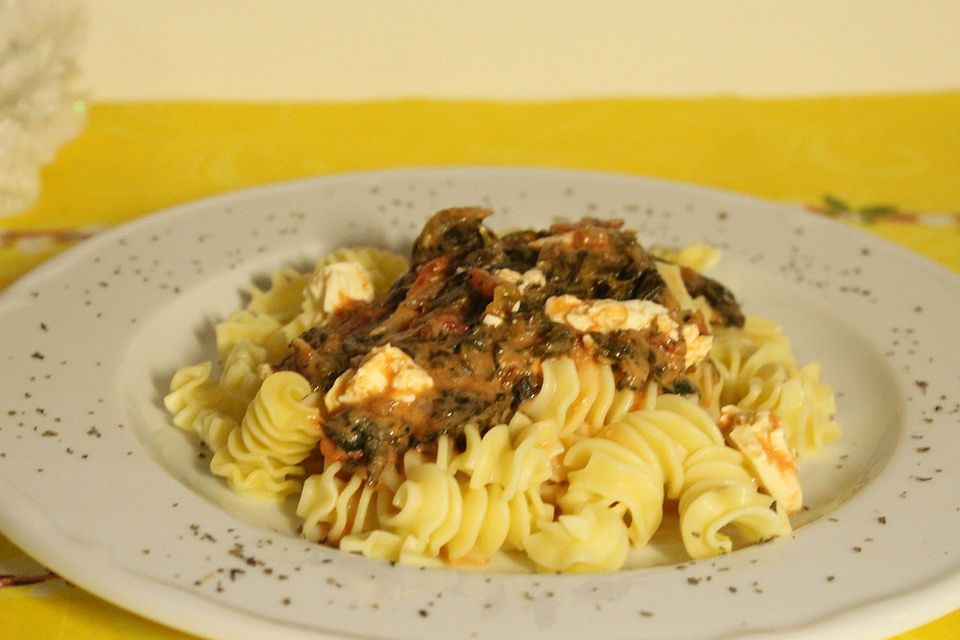 Nudeln mit Pastasauce aus Tomaten, Feta und Spinat