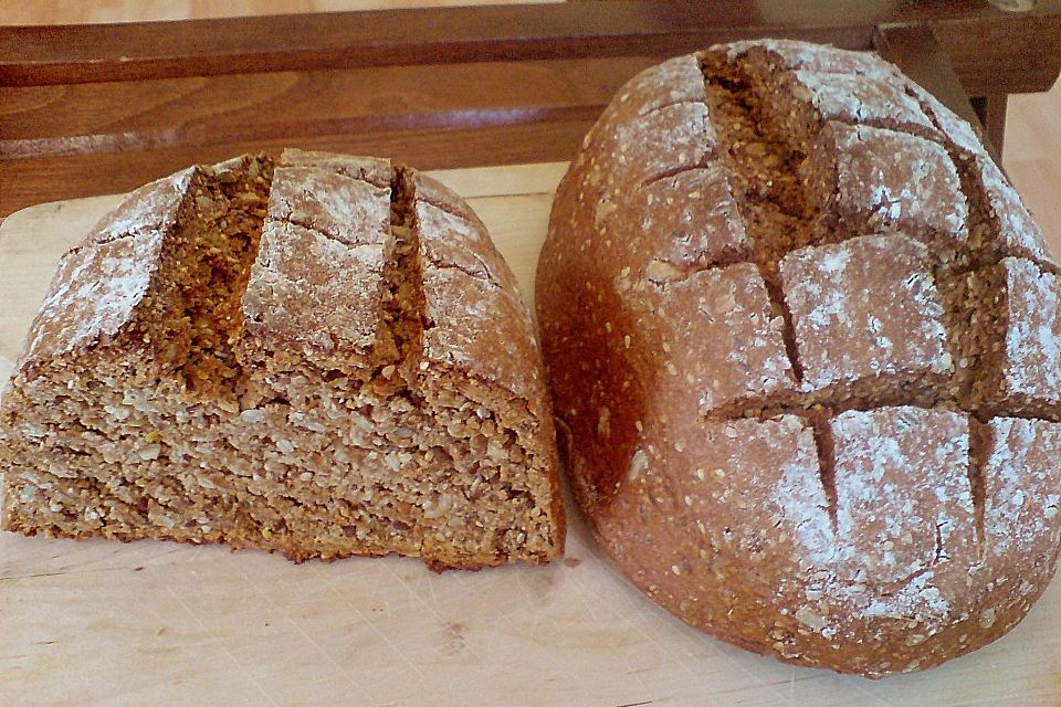 Schwarzbrot aus Sauerteig