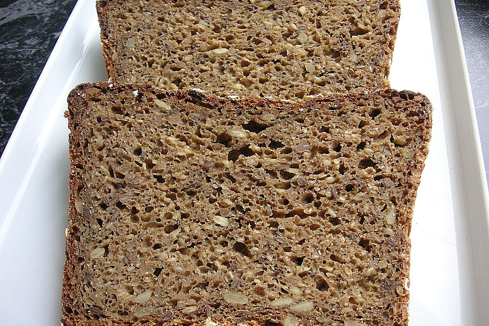 Schwarzbrot aus Sauerteig