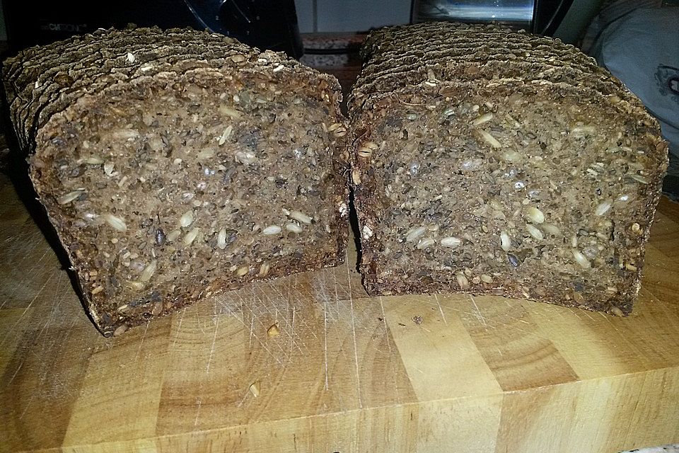 Schwarzbrot aus Sauerteig