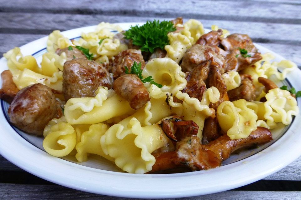 Pasta mit Pfifferlingen und Hackbällchen