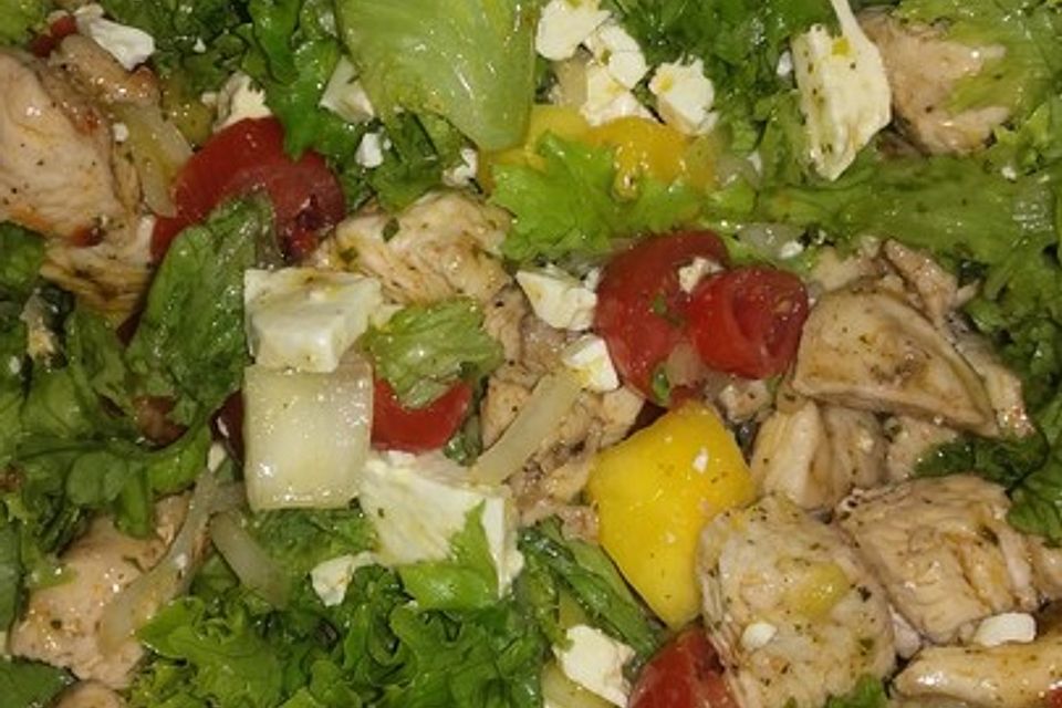 Grüner Salat mit Mango und Hühnchenstreifen