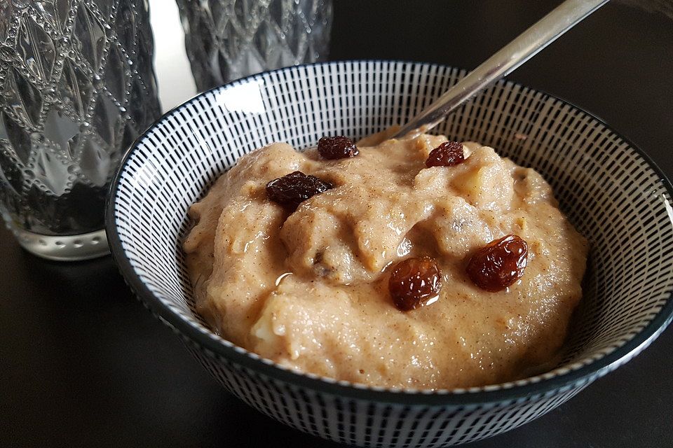 Winterpudding aus Grieß und Haferflocken mit Bananen, Rum und Rosinen