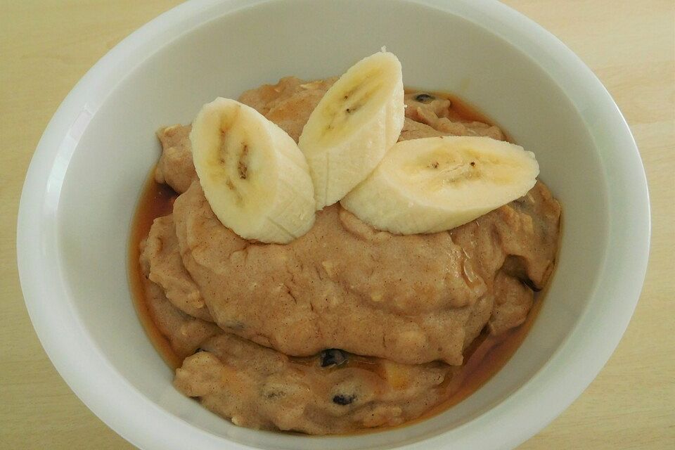 Winterpudding aus Grieß und Haferflocken mit Bananen, Rum und Rosinen