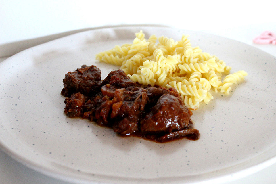 Gulasch aus dem Römertopf