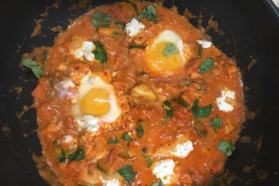 Eier in Tomatensugo