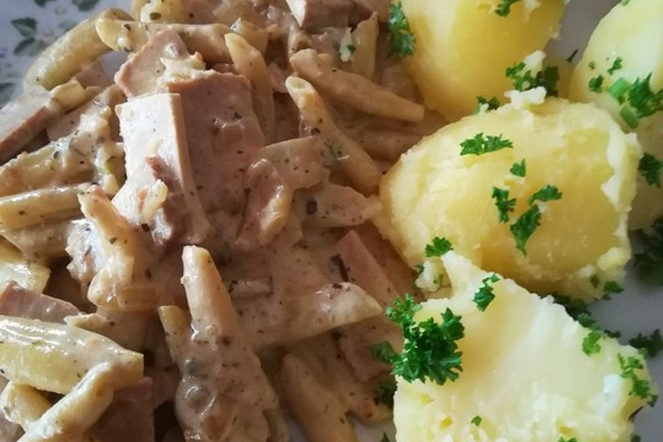 Leberkäse-Bohnenpfanne mit süßem Senf