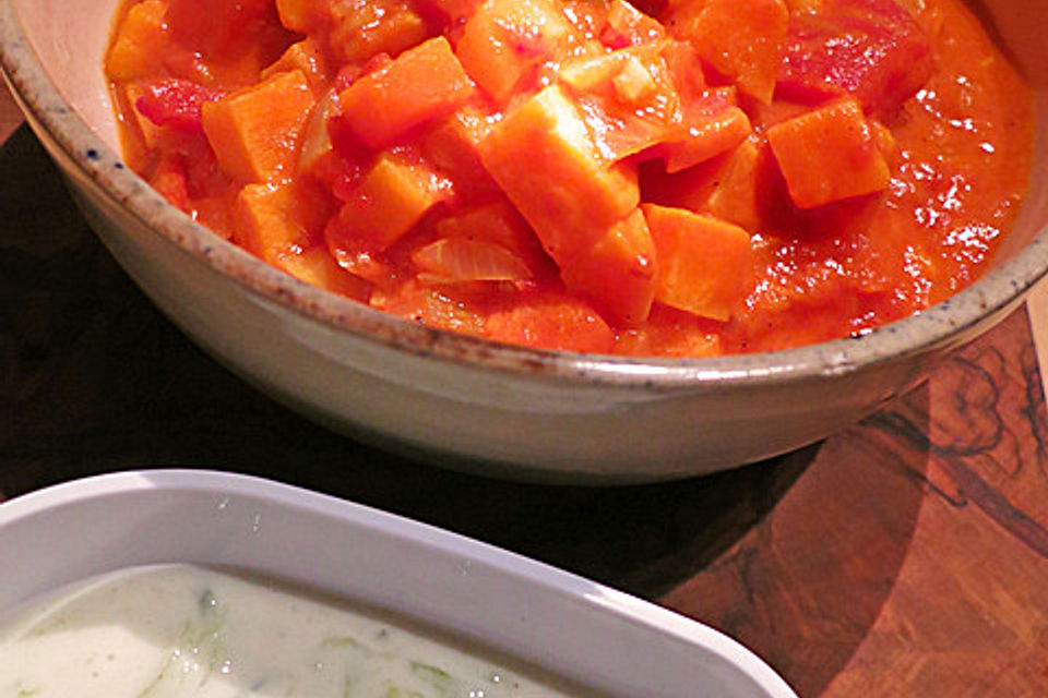 Süßkartoffel-Curry mit Gurken-Raita