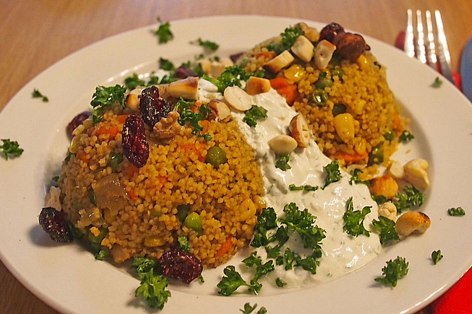 Gemüse-Couscous mit Nüssen und Joghurtsauce