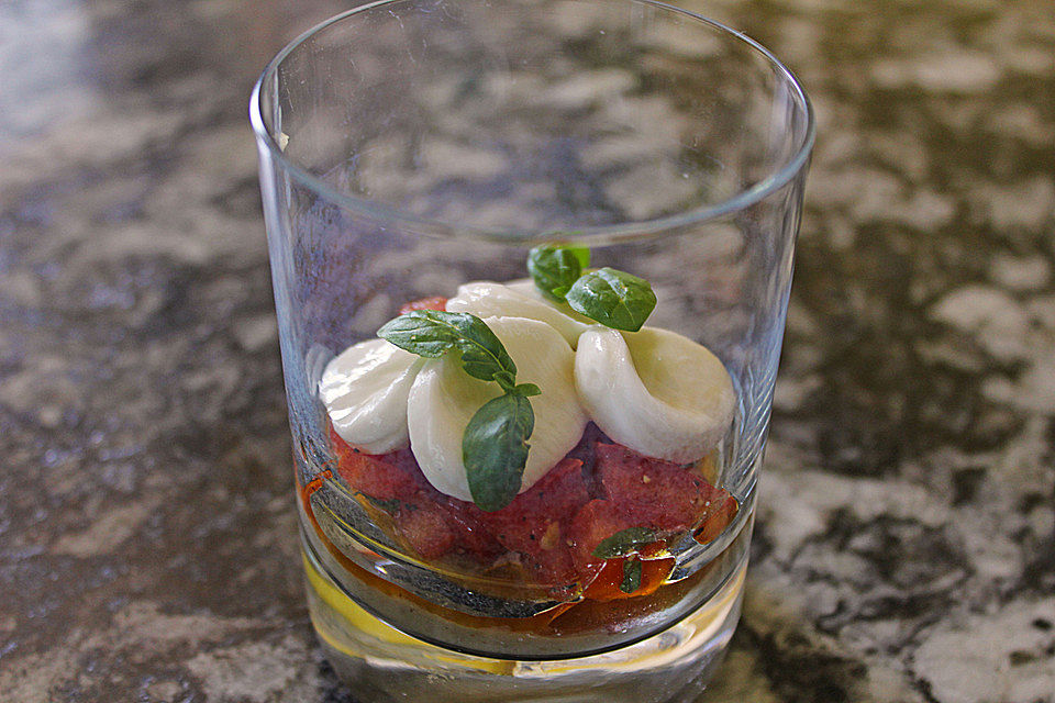 Mozzarella-Öhrchen mit Auberginen und Tomaten