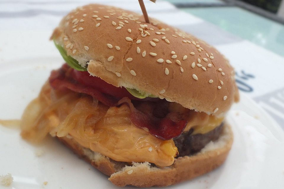 Burgerrausch mit karamellisierten Zwiebeln