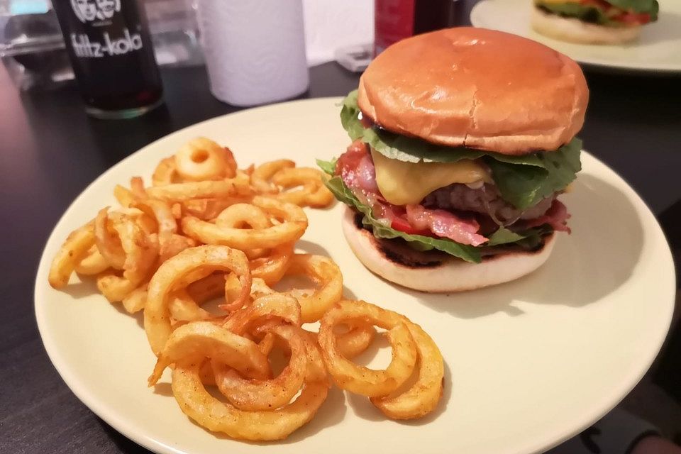 Burgerrausch mit karamellisierten Zwiebeln