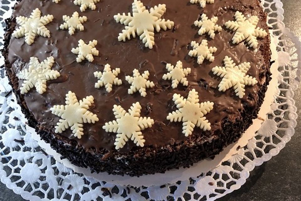 Schoko-Spekulatius-Kuchen mit Preiselbeer-Sahne