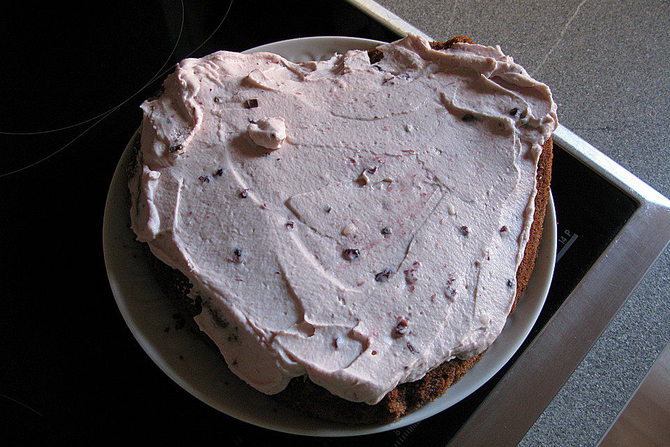 Schoko-Spekulatius-Kuchen mit Preiselbeer-Sahne