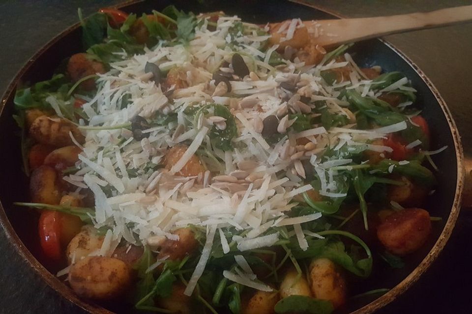 Gnocchi mit Tomaten und Rucola