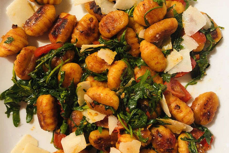 Gnocchi mit Tomaten und Rucola