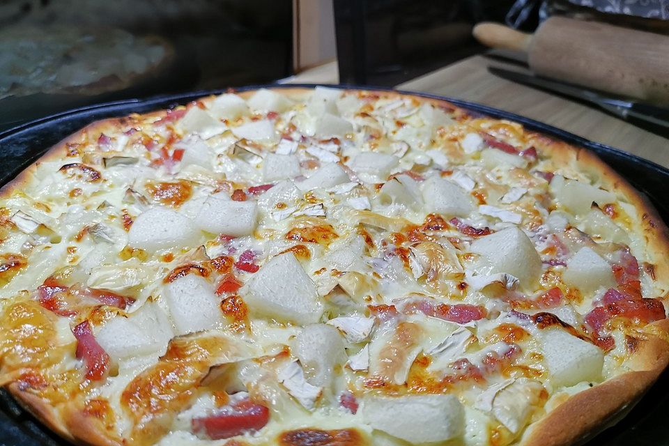 Flammkuchen mit Birne, Camembert und Rucola