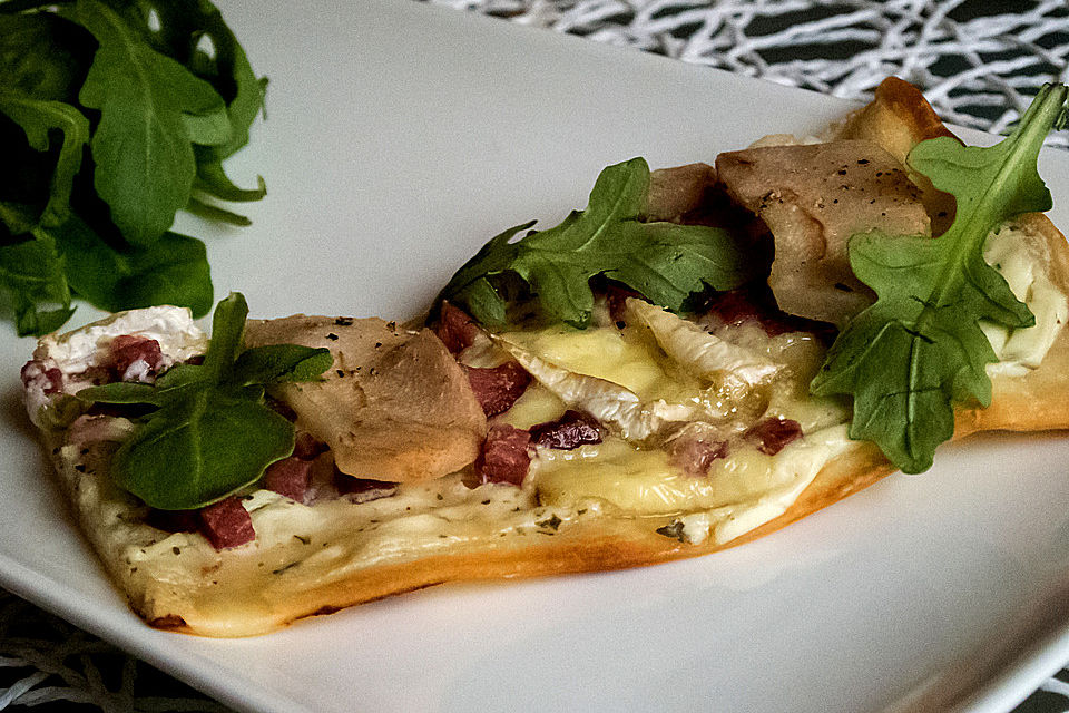 Flammkuchen mit Birne, Camembert und Rucola