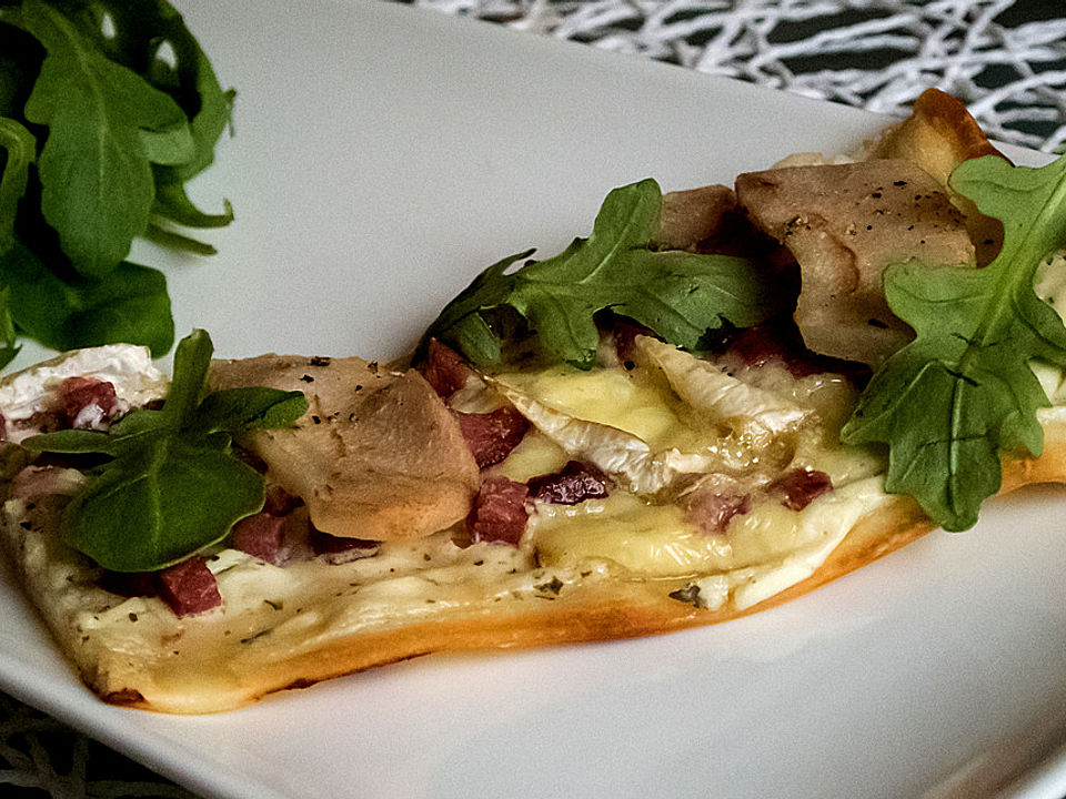 Flammkuchen mit Birne, Camembert und Rucola von Spielekind90| Chefkoch