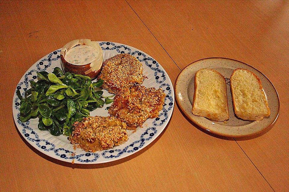 Linsenbratlinge mit grünem Salat und Joghurtdip