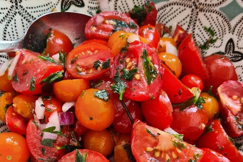 Tomatensalat mit Zitronen-Senf-Vinaigrette