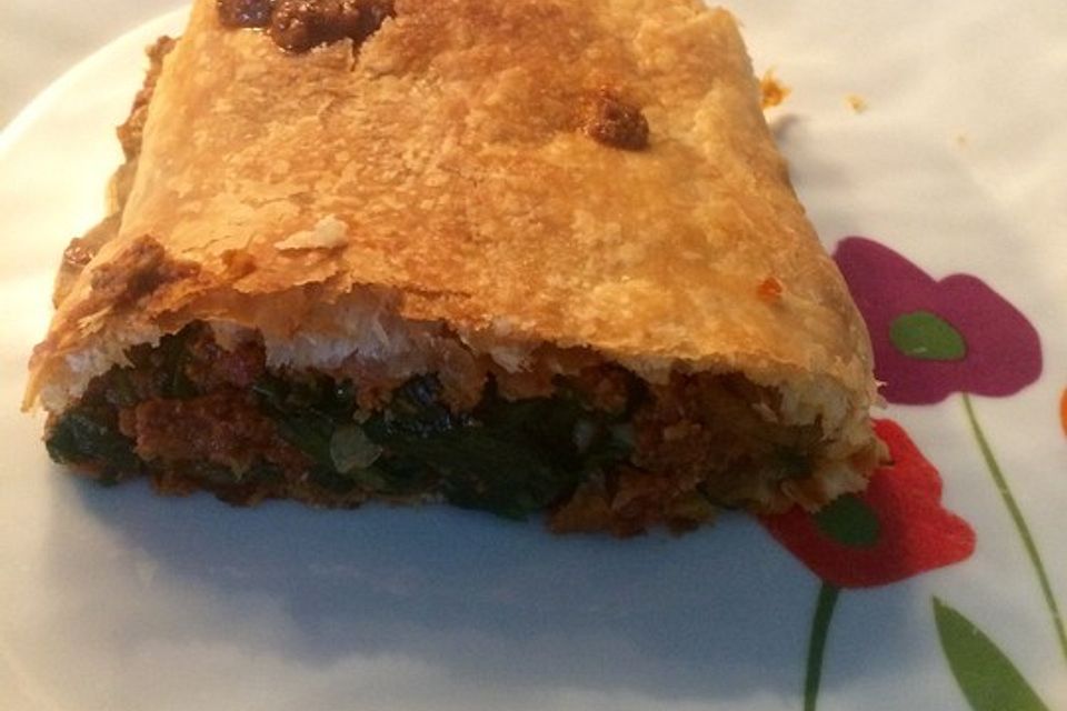 Spinatstrudel mit getrockneten Tomaten und Walnüssen