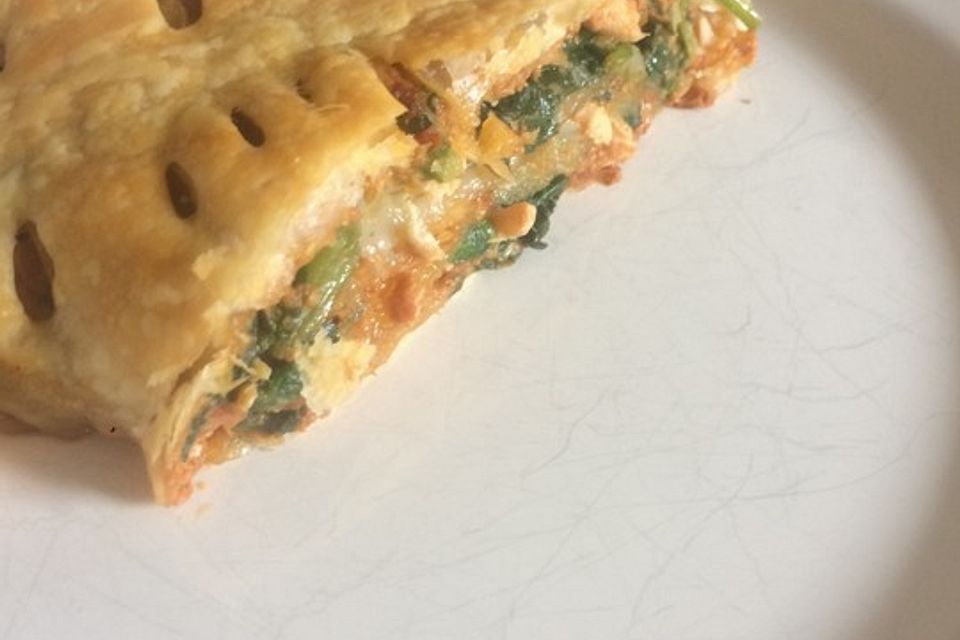 Spinatstrudel mit getrockneten Tomaten und Walnüssen