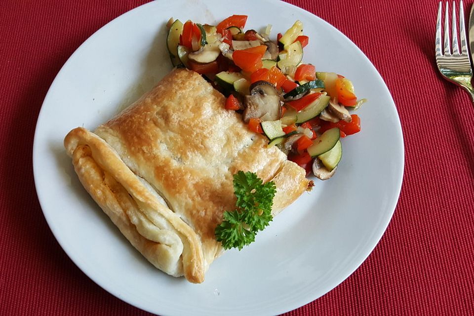 Spinatstrudel mit getrockneten Tomaten und Walnüssen