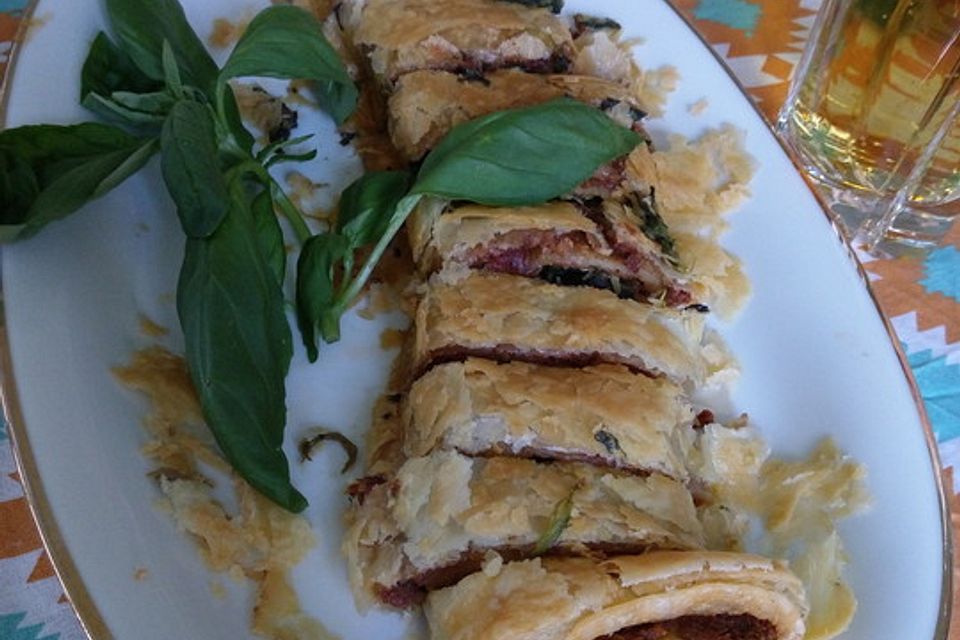 Spinatstrudel mit getrockneten Tomaten und Walnüssen