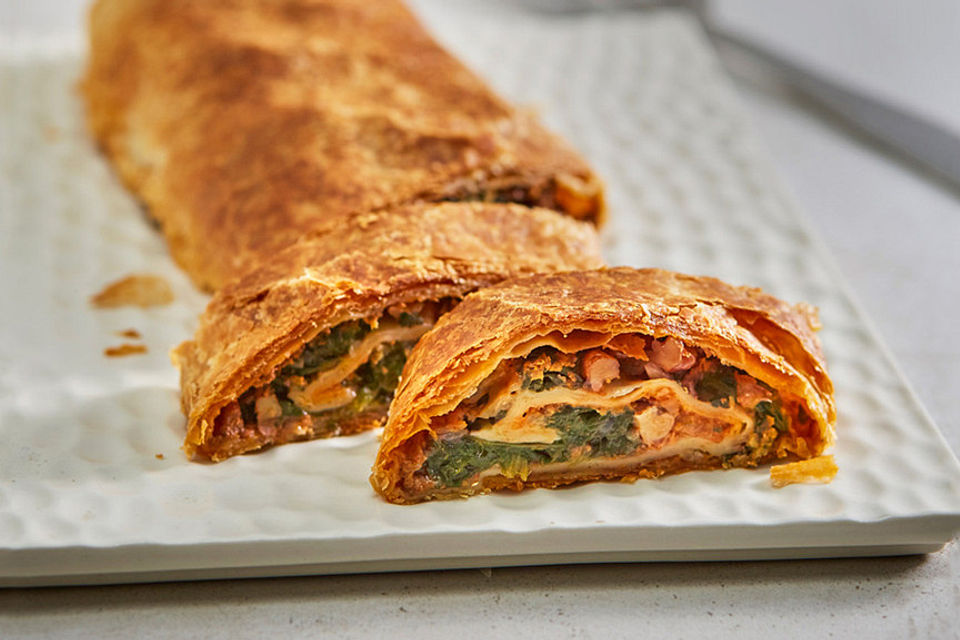 Spinatstrudel mit getrockneten Tomaten und Walnüssen