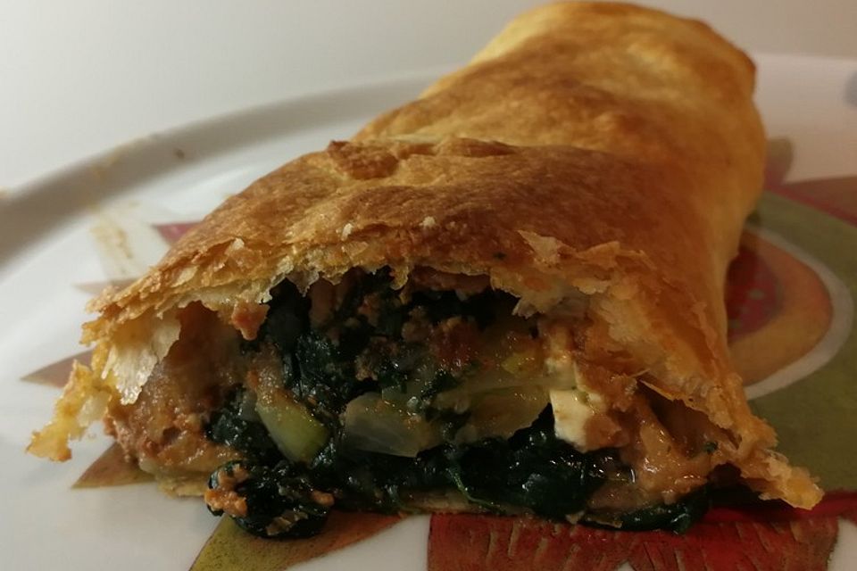 Spinatstrudel mit getrockneten Tomaten und Walnüssen