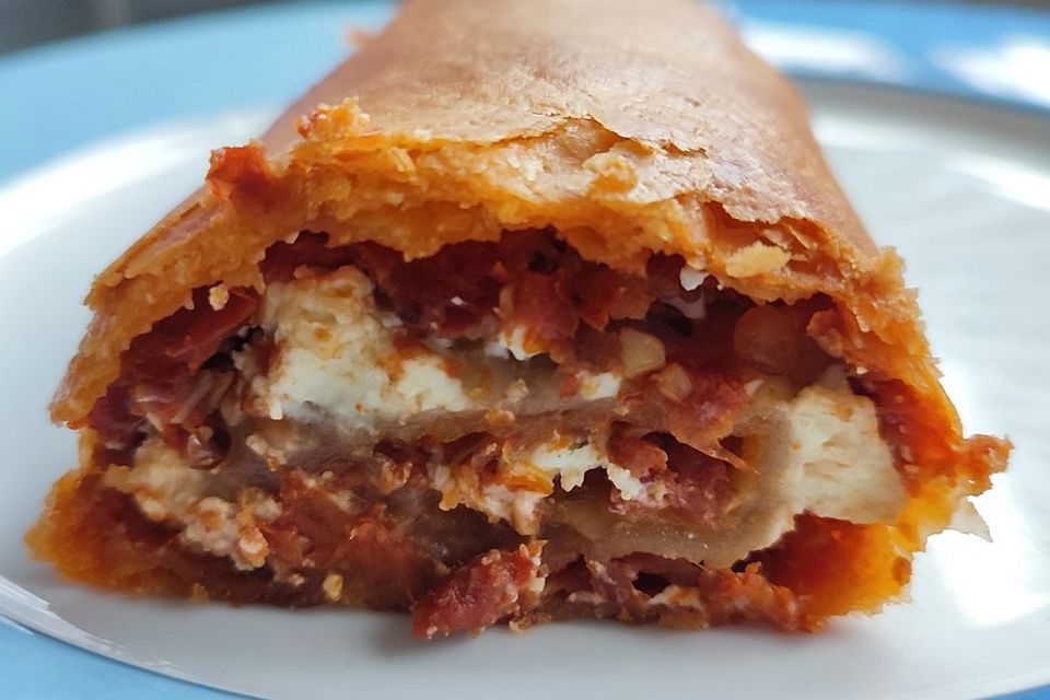 Spinatstrudel mit getrockneten Tomaten und Walnüssen