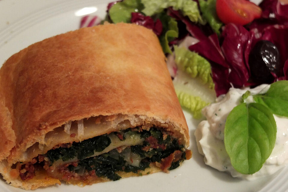 Spinatstrudel mit getrockneten Tomaten und Walnüssen