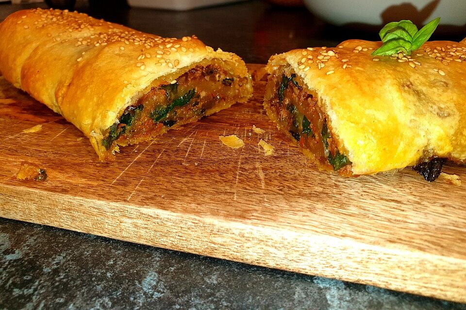 Spinatstrudel mit getrockneten Tomaten und Walnüssen