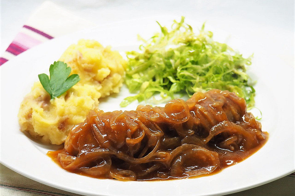 Bratwurst mit Zwiebel-Bier-Soße