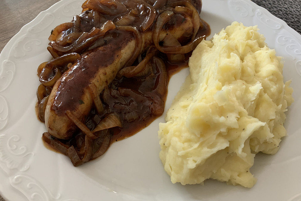 Bratwurst mit Zwiebel-Bier-Soße