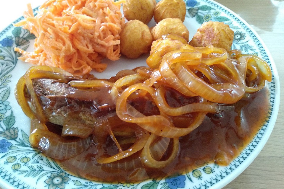 Bratwurst mit Zwiebel-Bier-Soße