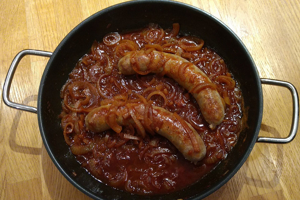 Bratwurst mit Zwiebel-Bier-Soße