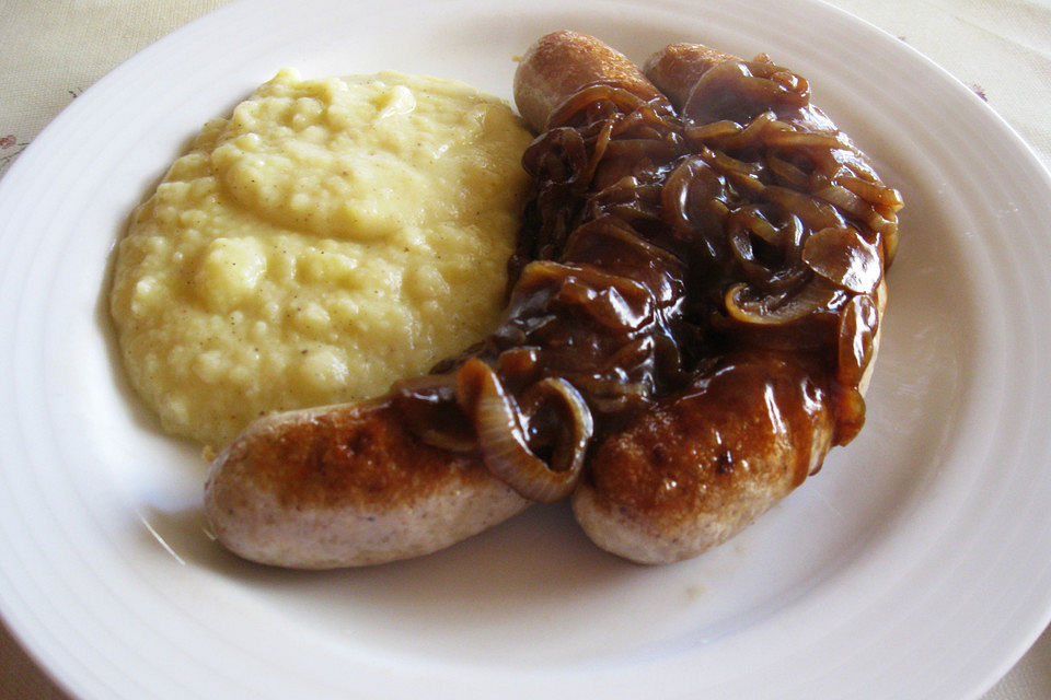 Bratwurst mit Zwiebel-Bier-Soße